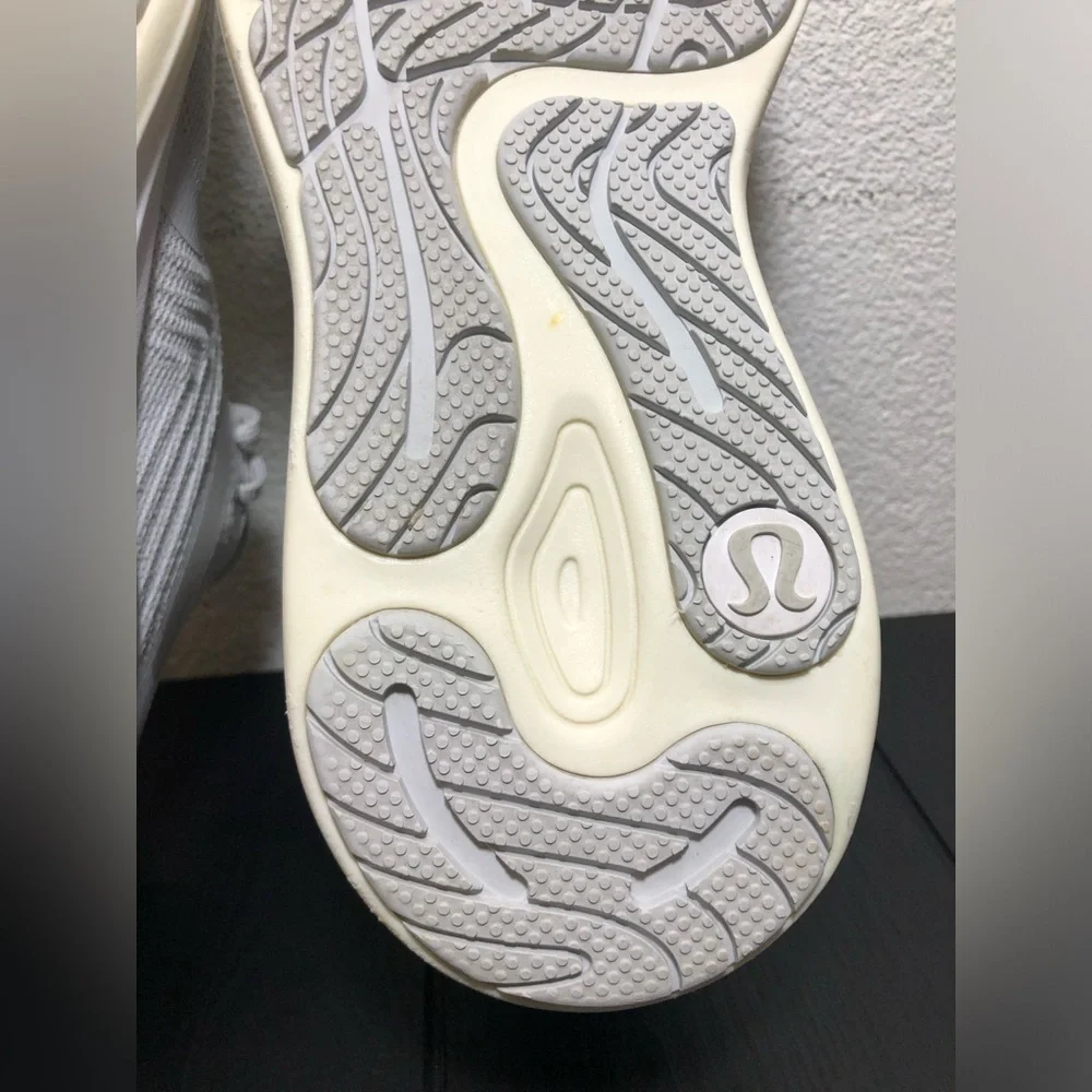 Lululemon Blissfeel 2 Womens Running Shoe silver white size 11